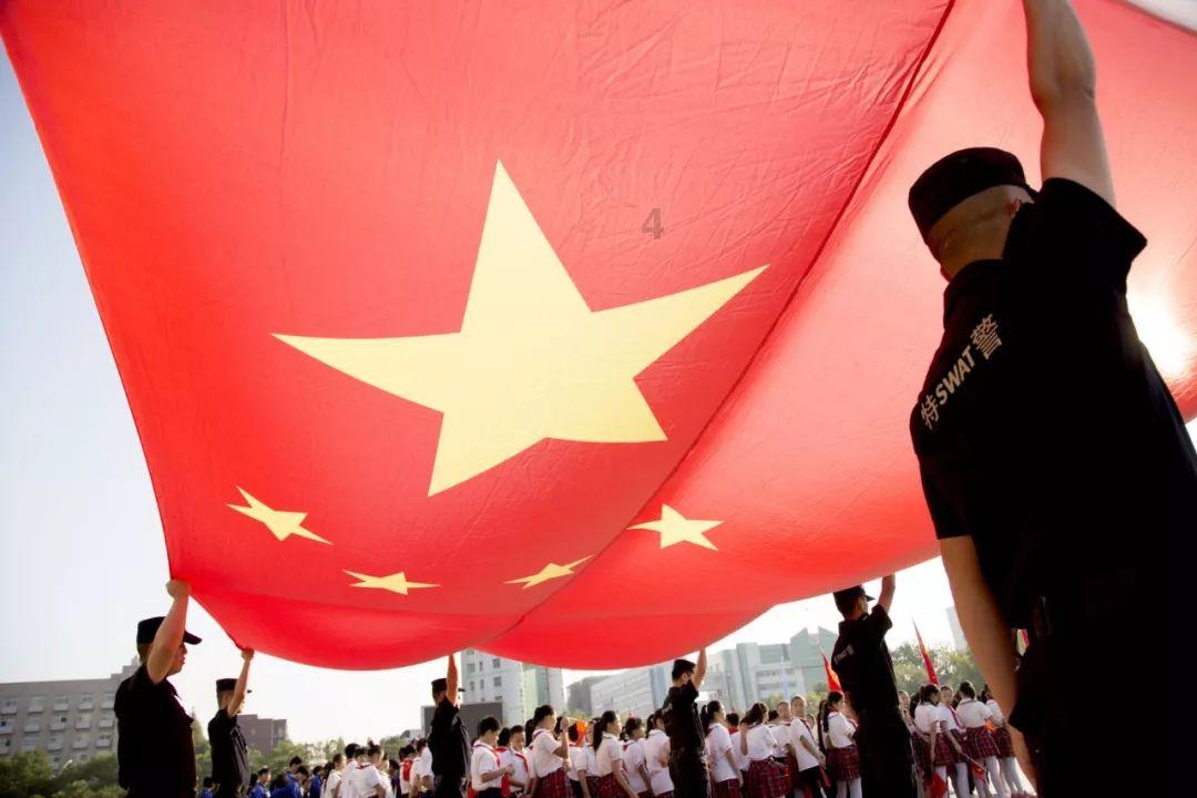 杭州亚运会亚残运会总结表彰大会举行,“小青荷”发言《我在窗口写青春 争做最美 “小青荷”》