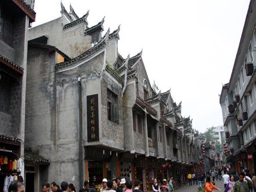 京东和华为联名推出龙年有围全家桶礼盒,带来龙角围巾